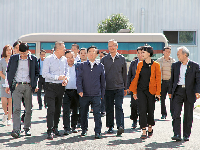  2018年成都市委常委、常務(wù)副市長(zhǎng)謝瑞武帶隊(duì)蒞臨新筑股份，實(shí)地調(diào)研內(nèi)嵌式中低速磁浮系統(tǒng)